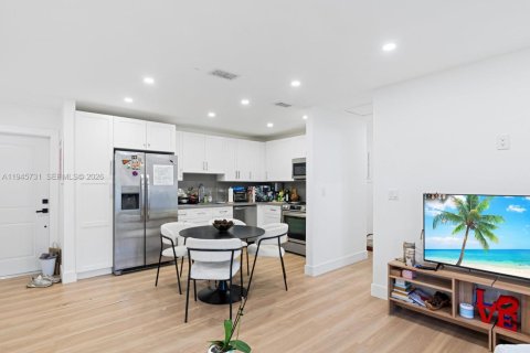 House in South Miami, Florida 4 bedrooms, 116.41 sq.m. № 2002714 - photo 17