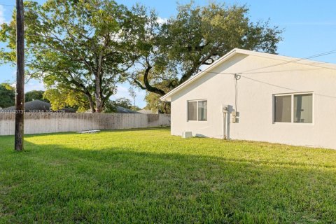 House in South Miami, Florida 4 bedrooms, 116.41 sq.m. № 2002714 - photo 5