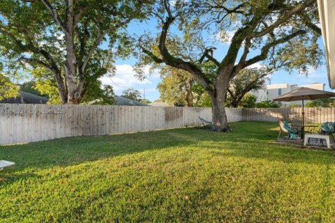 House in South Miami, Florida 4 bedrooms, 116.41 sq.m. № 2002714 - photo 4