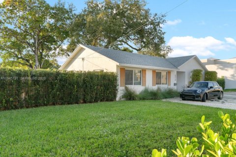 House in South Miami, Florida 4 bedrooms, 116.41 sq.m. № 2002714 - photo 3