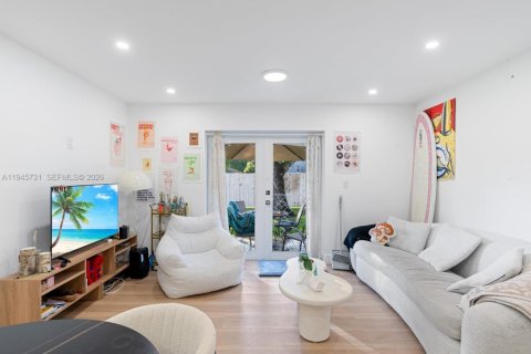 House in South Miami, Florida 4 bedrooms, 116.41 sq.m. № 2002714 - photo 14