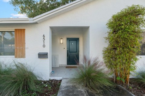 House in South Miami, Florida 4 bedrooms, 116.41 sq.m. № 2002714