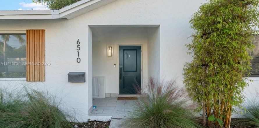 House in South Miami, Florida 4 bedrooms, 116.41 sq.m. № 2002714