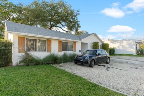 House in South Miami, Florida 4 bedrooms, 116.41 sq.m. № 2002714 - photo 2