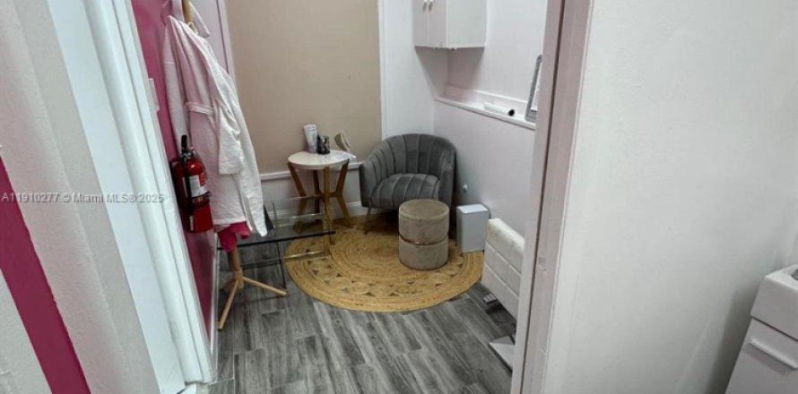 Коммерческая недвижимость в Бей-Харбор-Айлендс, Флорида № 2013413