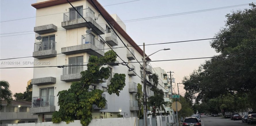 Дом в Майами, Флорида 2 спальни, 1113.15м2 № 1985682