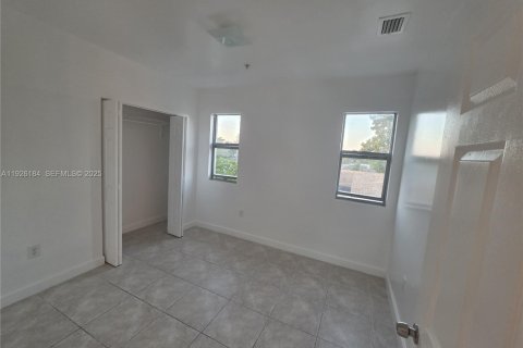 Снять в аренду виллу или дом в Майами, Флорида 2 спальни, 1113.15м2, № 1985682 - фото 7