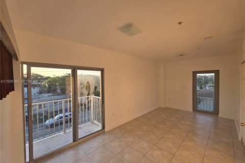 Снять в аренду виллу или дом в Майами, Флорида 2 спальни, 1113.15м2, № 1985682 - фото 3