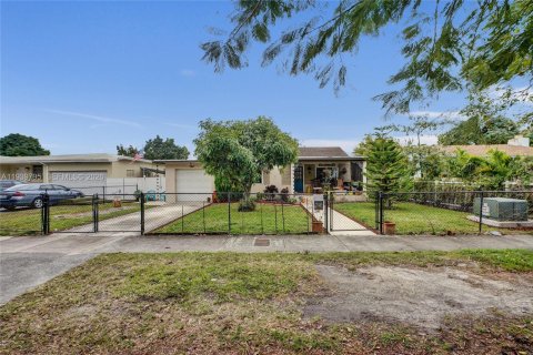 Villa ou maison à vendre à Miami, Floride: 2 chambres, 103.21 m2 № 2004990 - photo 3