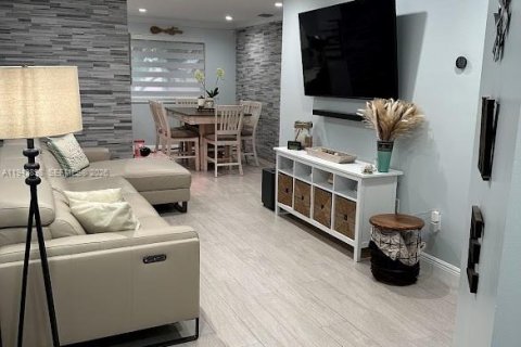 Copropriété à louer à Miami, Floride: 3 chambres, 104.98 m2 № 1999226 - photo 2