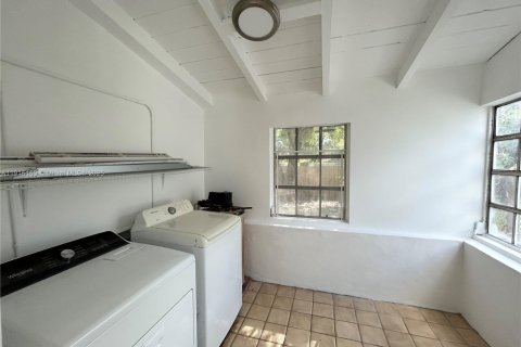 House in Miami, Florida 3 bedrooms, 107.02 sq.m. № 1970821 - photo 13