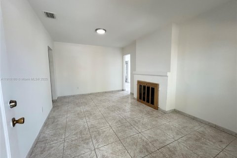 House in Miami, Florida 3 bedrooms, 107.02 sq.m. № 1970821 - photo 4