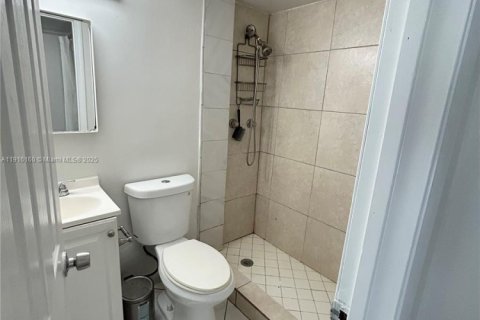 House in Miami, Florida 3 bedrooms, 107.02 sq.m. № 1970821 - photo 16