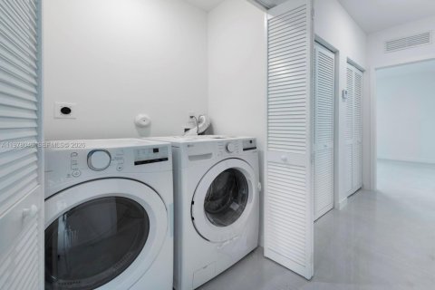 House in Florida City, Florida 5 bedrooms, 168.15 sq.m. № 2041991 - photo 18