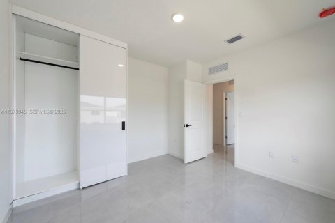 House in Florida City, Florida 5 bedrooms, 168.15 sq.m. № 2041991 - photo 25