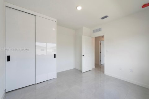 House in Florida City, Florida 5 bedrooms, 168.15 sq.m. № 2041991 - photo 24