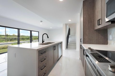 House in Florida City, Florida 5 bedrooms, 168.15 sq.m. № 2041991 - photo 5