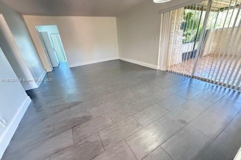 Condo in Tamarac, Florida, 3 bedrooms  № 1756108 - photo 10