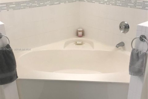 Casa en venta en Miami, Florida, 4 dormitorios, 161.84 m2 № 2171277 - foto 16