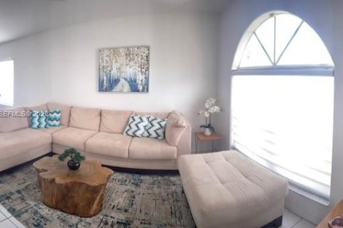 Casa en venta en Miami, Florida, 4 dormitorios, 161.84 m2 № 2171277 - foto 2