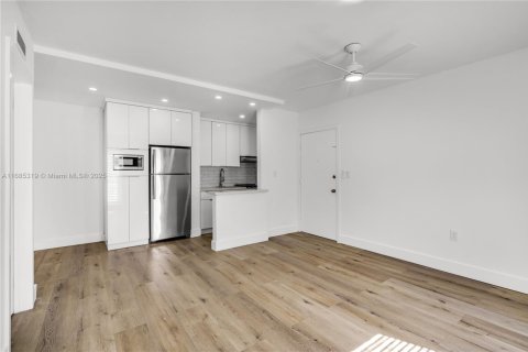Снять в аренду квартиру в Саут-Майами, Флорида 1 спальня, 43.66м2, № 1940421 - фото 2