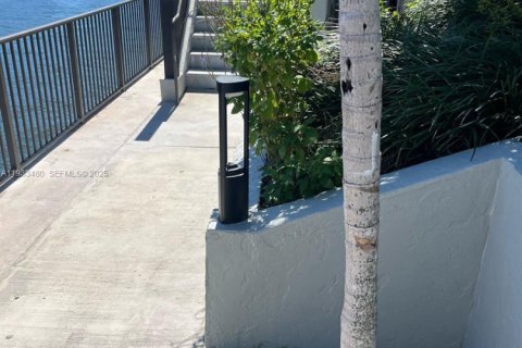 Снять в аренду кондоминиум в Норт-Бей-Виллидж, Флорида 1 спальня, 57.6м2, № 1992363 - фото 18