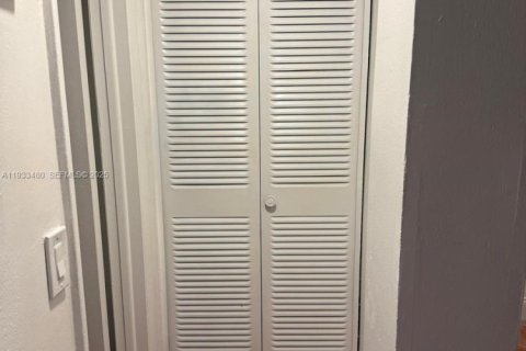 Снять в аренду кондоминиум в Норт-Бей-Виллидж, Флорида 1 спальня, 57.6м2, № 1992363 - фото 11