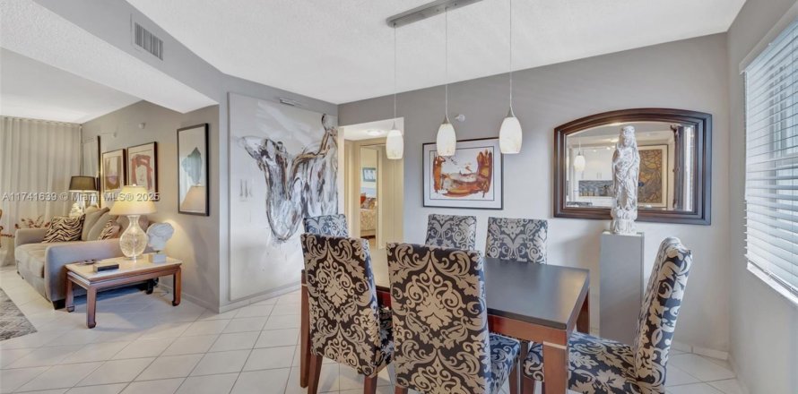 Condo in Lauderdale Lakes, Florida, 2 bedrooms  № 1960100