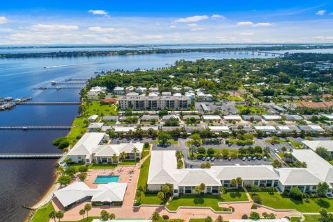 Condo in Stuart, Florida, 2 bedrooms  № 1154193 - photo 1