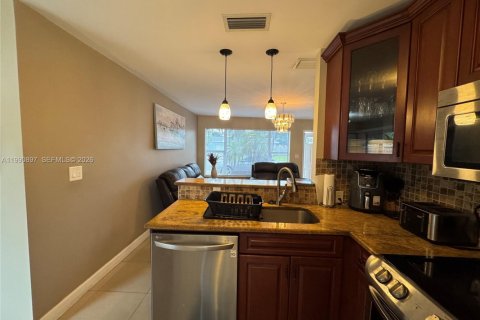 House in Pompano Beach, Florida 3 bedrooms, 106.28 sq.m. № 2057145 - photo 2