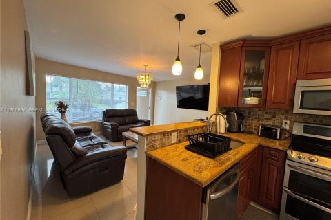 House in Pompano Beach, Florida 3 bedrooms, 106.28 sq.m. № 2057145 - photo 3