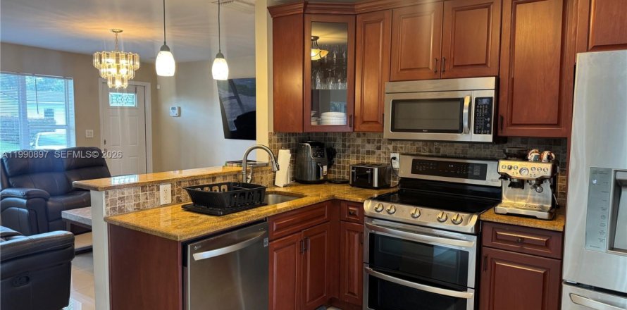 House in Pompano Beach, Florida 3 bedrooms, 106.28 sq.m. № 2057145