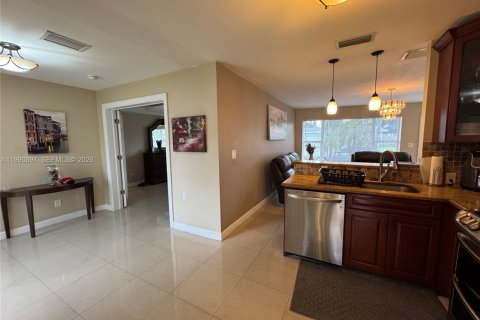 House in Pompano Beach, Florida 3 bedrooms, 106.28 sq.m. № 2057145 - photo 7