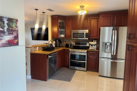 House in Pompano Beach, Florida 3 bedrooms, 106.28 sq.m. № 2057145 - photo 4