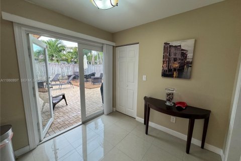 House in Pompano Beach, Florida 3 bedrooms, 106.28 sq.m. № 2057145 - photo 8