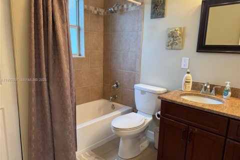 House in Pompano Beach, Florida 3 bedrooms, 106.28 sq.m. № 2057145 - photo 16