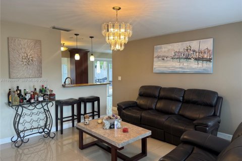 House in Pompano Beach, Florida 3 bedrooms, 106.28 sq.m. № 2057145 - photo 6