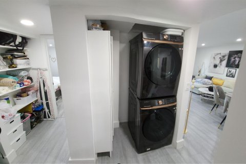 Condo in Hialeah, Florida, 2 bedrooms  № 1851950 - photo 13