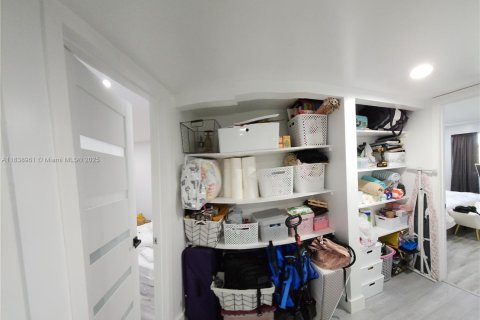 Condo in Hialeah, Florida, 2 bedrooms  № 1851950 - photo 12