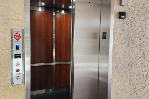 Condo in Hialeah, Florida, 2 bedrooms  № 1851950 - photo 3