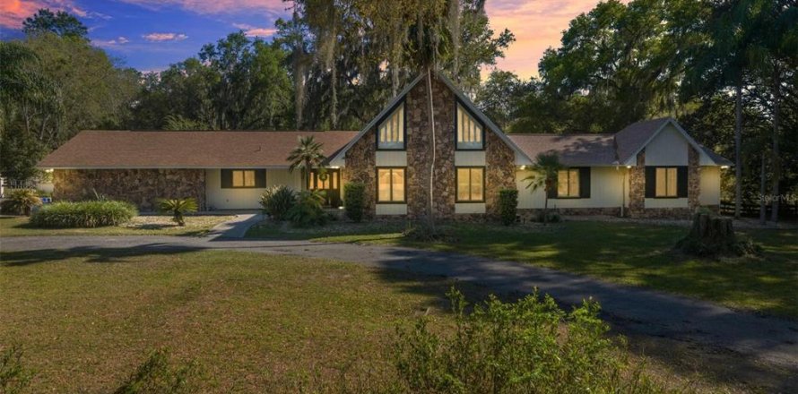 House in Ocala, Florida 5 bedrooms, 402.55 sq.m. № 1587501