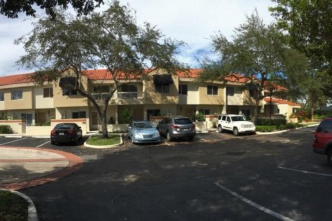 Townhouse in Plantation, Florida 3 bedrooms, 124.49 sq.m. № 2075323