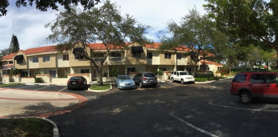 Townhouse in Plantation, Florida 3 bedrooms, 124.49 sq.m. № 2075323