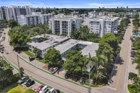 Appartement à louer à Bay Harbor Islands, Floride: 1 chambre, 1976.22 m2 № 1926448 - photo 2