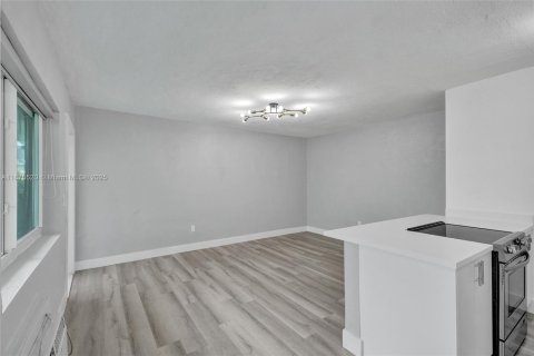 Appartement à louer à Bay Harbor Islands, Floride: 1 chambre, 1976.22 m2 № 1926448 - photo 13