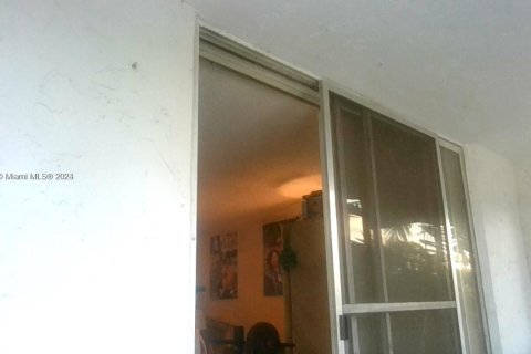 Condo in Miami, Florida, 1 bedroom  № 1868296 - photo 5