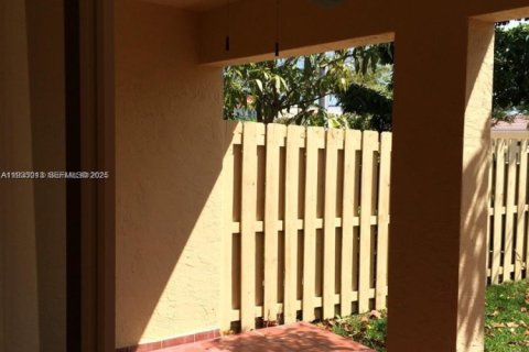 Casa en alquiler en Miami, Florida, 3 dormitorios, 146.51 m2 № 1993130 - foto 13