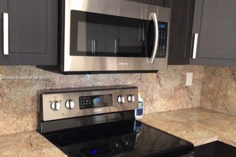 Casa en alquiler en Miami, Florida, 3 dormitorios, 146.51 m2 № 1993130 - foto 3