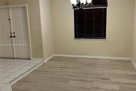 Casa en alquiler en Miami, Florida, 3 dormitorios, 146.51 m2 № 1993130 - foto 9