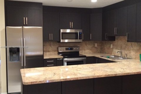 Casa en alquiler en Miami, Florida, 3 dormitorios, 146.51 m2 № 1993130 - foto 2